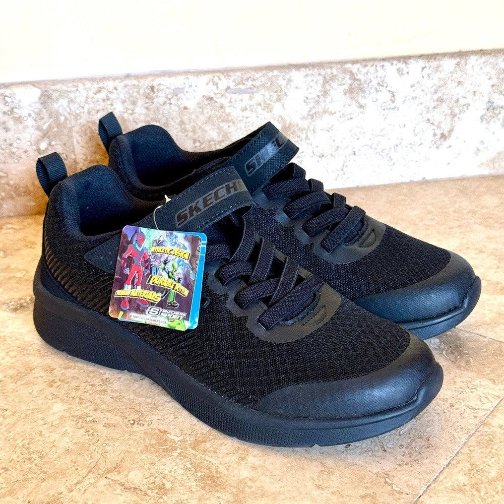 New Kid’s Sketchers Size 5.